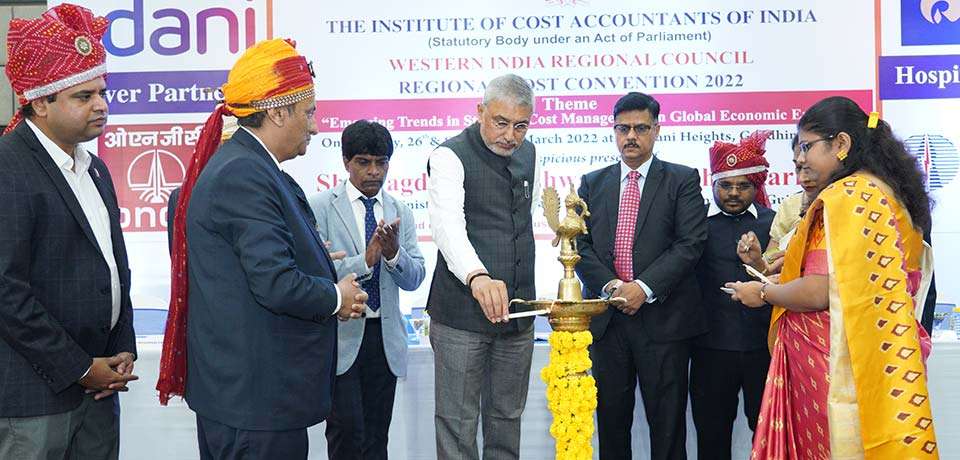 Shri Jagdishbhai Ishwarbhai Vishwakarma, Hon’ble Minister for Industries and Co-operation, Government of Gujrat inaugurating the WIRC Regional Cost Convention held on 26th March, 2022 at Narayani Heights, Gandhinagar by lighting the lamp.