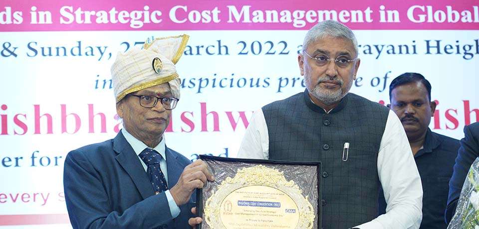 CMA P.Raju Iyer, President -ICAI felicitating Shri Jagdishbhai Ishwarbhai Vishwakarma, Hon’ble Minister for Industries and Co-operation, Government of Gujrat, during Inaugural session of WIRC Regional Cost Convention