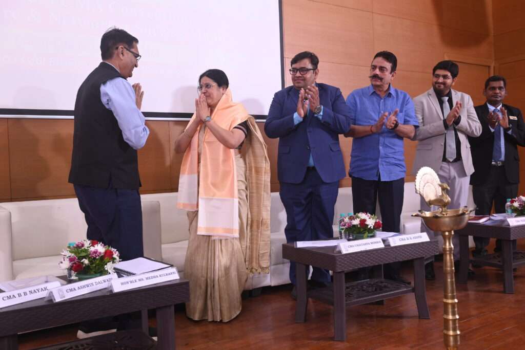 CMA Ashwin Dalwadi, President ICMAI felicitating Hon’ble Chief Guest Medha Kulkarni, Member of Parliament Rajya Sabha during Regional Practitioners Convention 2024.