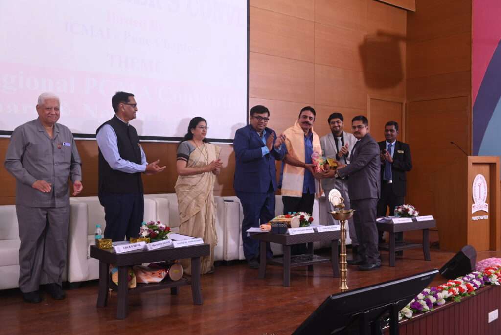 CMA Nilesh Kekan, Vice Chairman, ICMAI-Pune Chapter felicitating CMA M K Anand, Central Council Member ICMAI during Regional Practitioners Convention 2024.